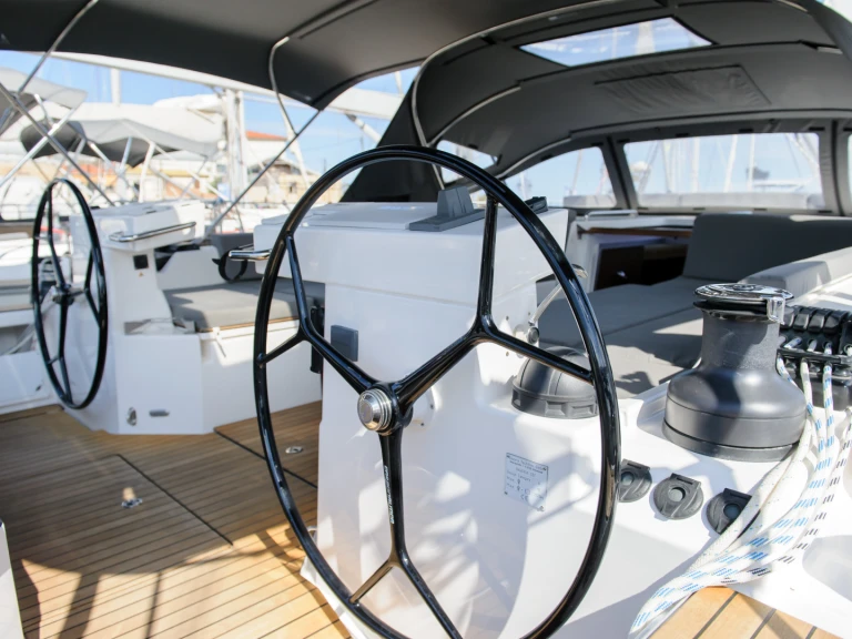 Wynajmij Bavaria Bavaria C57 w Nea Peramos