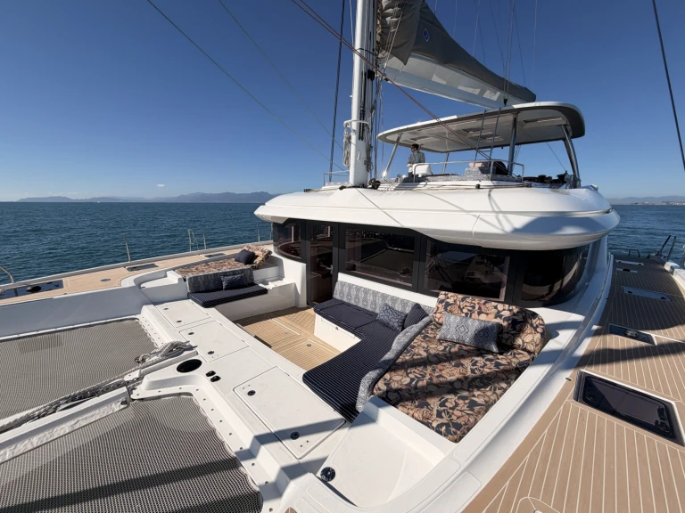 Wynajmij Katamaran z lub bez skippera Lagoon w Cugnana Verde