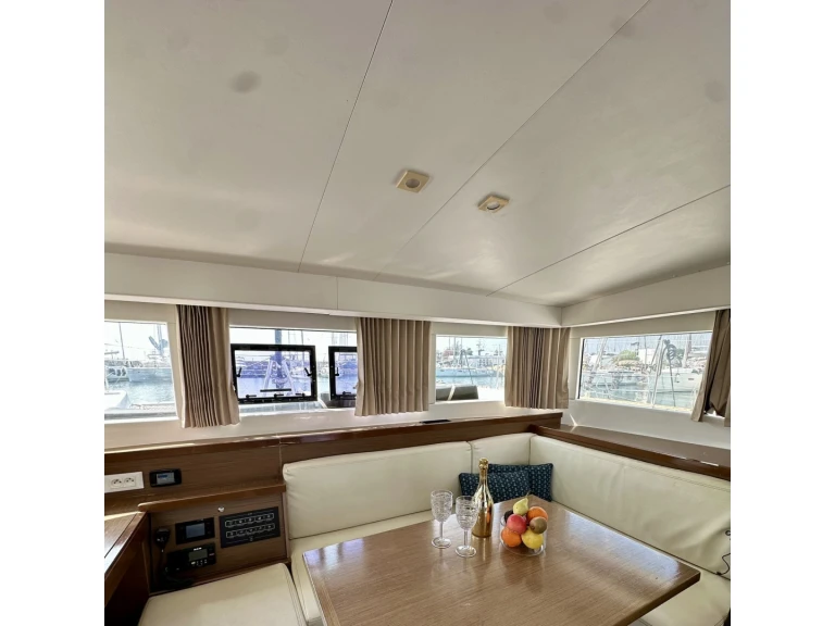 Wynajem Katamaran Lagoon z patentem 