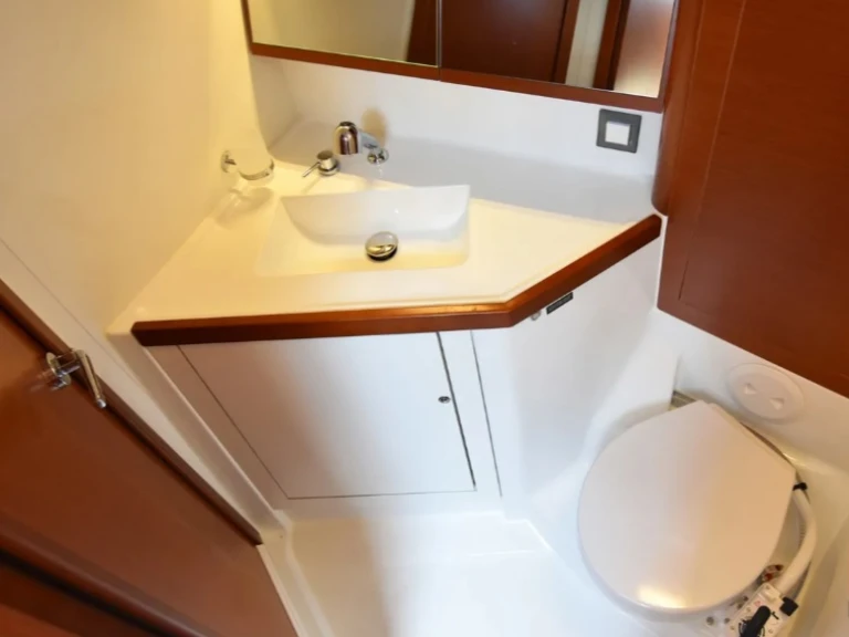 Wynajem Żaglowiec Bénéteau z patentem 