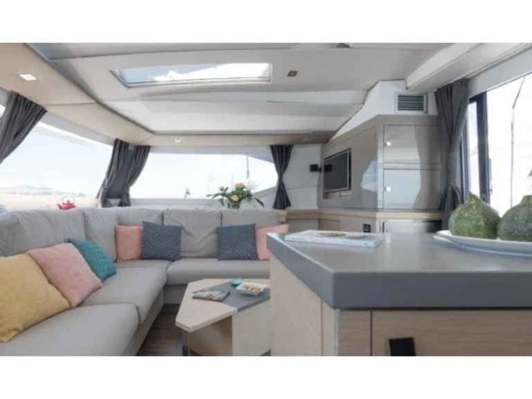 Wynajmij Fountaine Pajot Saona 47 w Alimos
