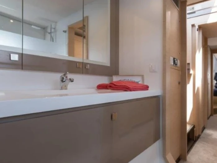 Fountaine Pajot Saona 47 między profesjonalistami a osobami prywatnymi w Toúrlos