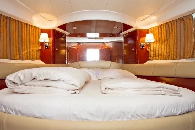 Prestige Prestige 46 Fly-a między profesjonalistami a osobami prywatnymi w Cagliari