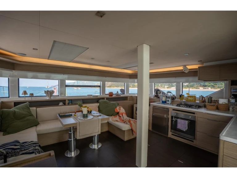 Wynajmij Katamaran z lub bez skippera Lagoon w Salerno