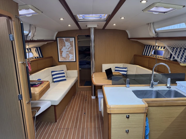 Jeanneau Sun Odyssey 42i między profesjonalistami a osobami prywatnymi w Ibiza Town