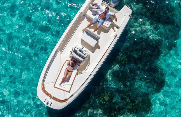 Wynajem Motorówka Invictus  z patentem 