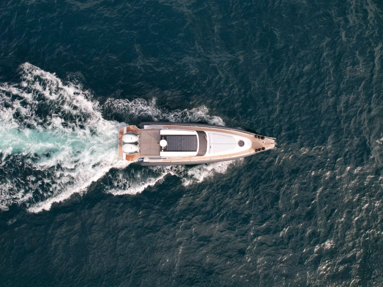 Łódż półsztywna do wynajmu w Kavála w najlepszej cenie