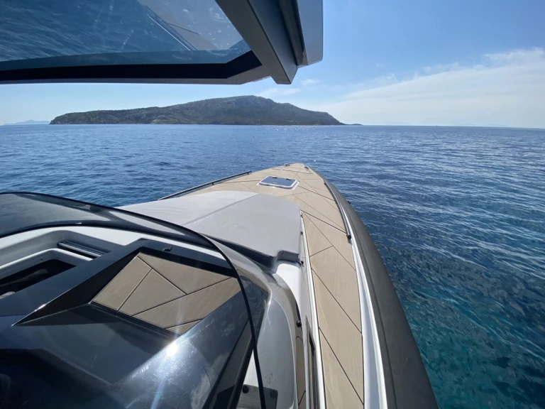 Łódż półsztywna do wynajmu w Chárakas w najlepszej cenie