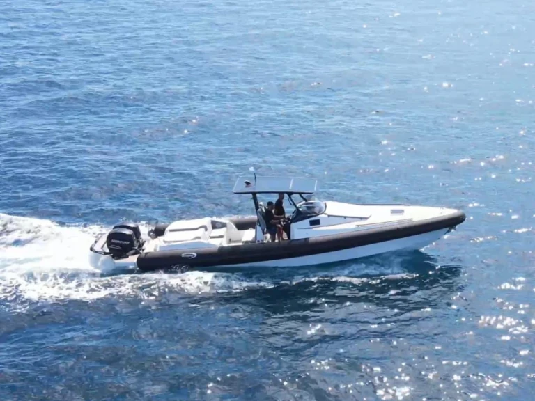 Seafighter Cabin 36 między profesjonalistami a osobami prywatnymi w Chárakas