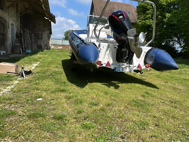 Wynajmij Łódż półsztywna z lub bez skippera Zeppelin w Aix-les-Bains