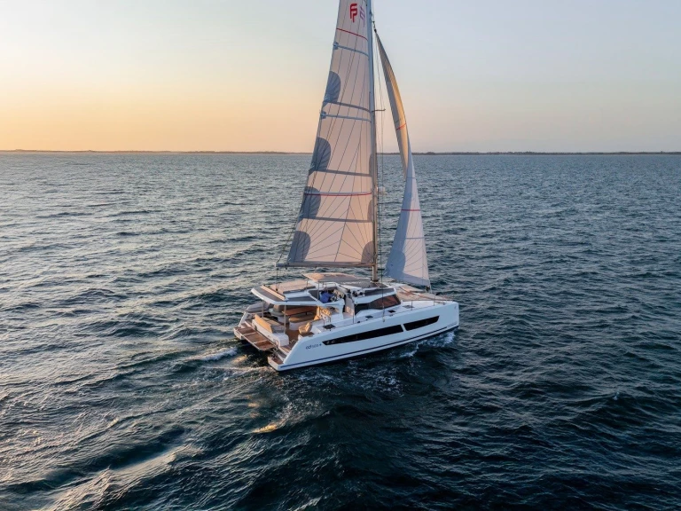 Wynajem Katamaran Fountaine Pajot z patentem 
