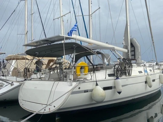 Bavaria Cruiser 50 między profesjonalistami a osobami prywatnymi w Lefkáda
