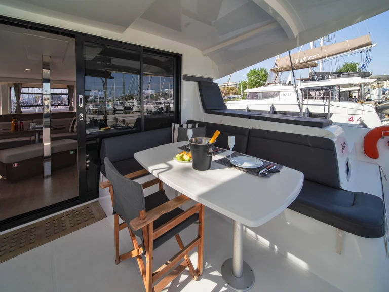 Wynajmij Lagoon Lagoon 42 w Alimos