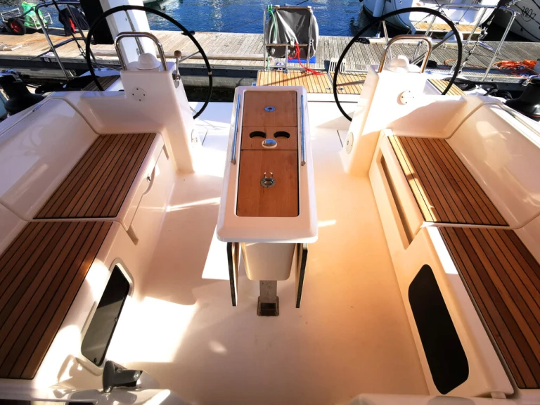 Wynajem Żaglowiec Dufour z patentem 