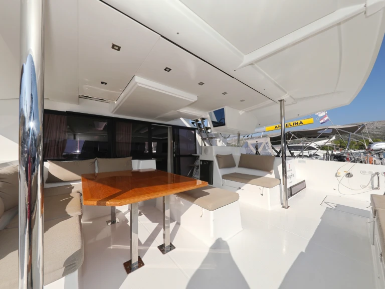 Wynajem Katamaran Fountaine Pajot z patentem 