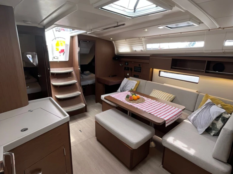 Bénéteau Oceanis 40.1 między profesjonalistami a osobami prywatnymi w Pomer