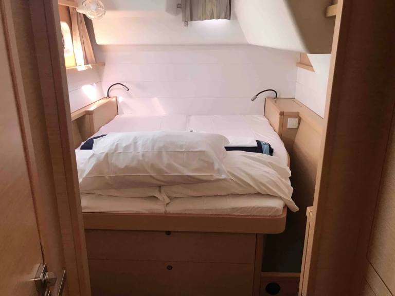 Lagoon Lagoon 450 F między profesjonalistami a osobami prywatnymi w San Teodoro