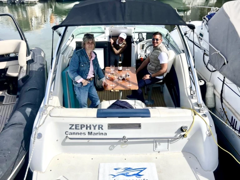 Crownline Crownline 210 CCR między profesjonalistami a osobami prywatnymi w Port de Cannes Marina