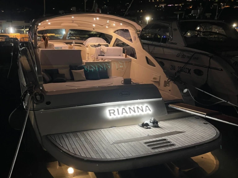 Baia Flash 48 między profesjonalistami a osobami prywatnymi w Castellammare di Stabia