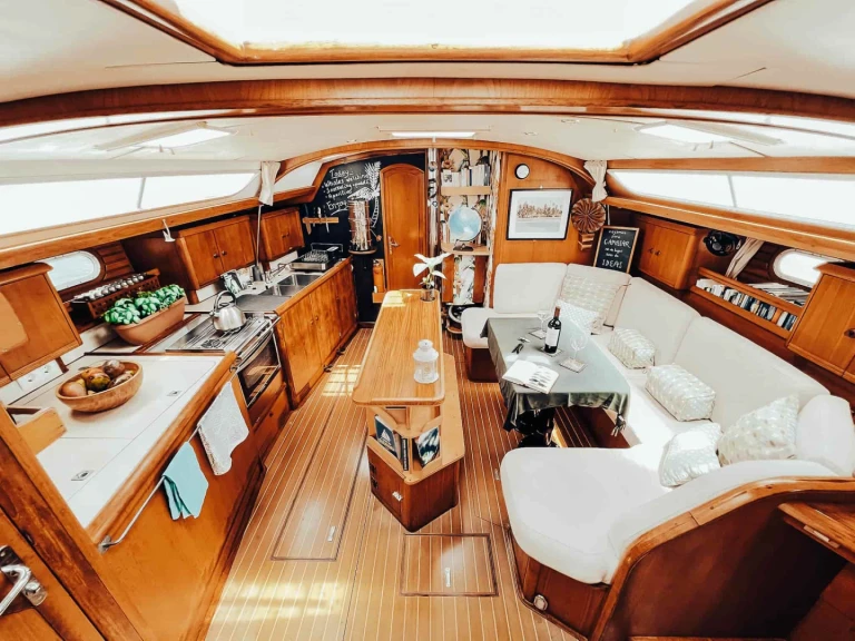 Wynajem Żaglowiec Jeanneau z patentem 