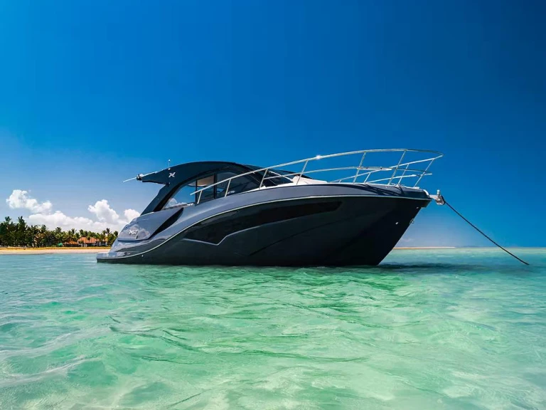 NX Boats 400 między profesjonalistami a osobami prywatnymi w Ibiza Town