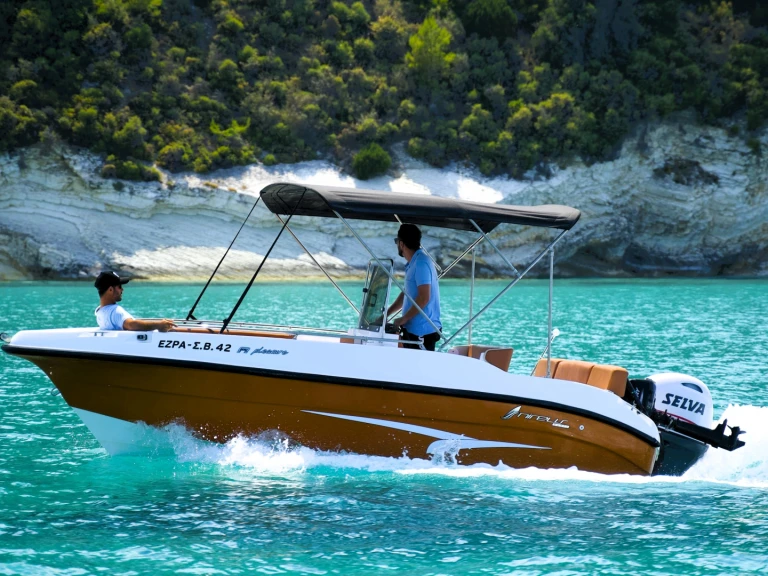 Nireus Ω53 między profesjonalistami a osobami prywatnymi w Psaroú