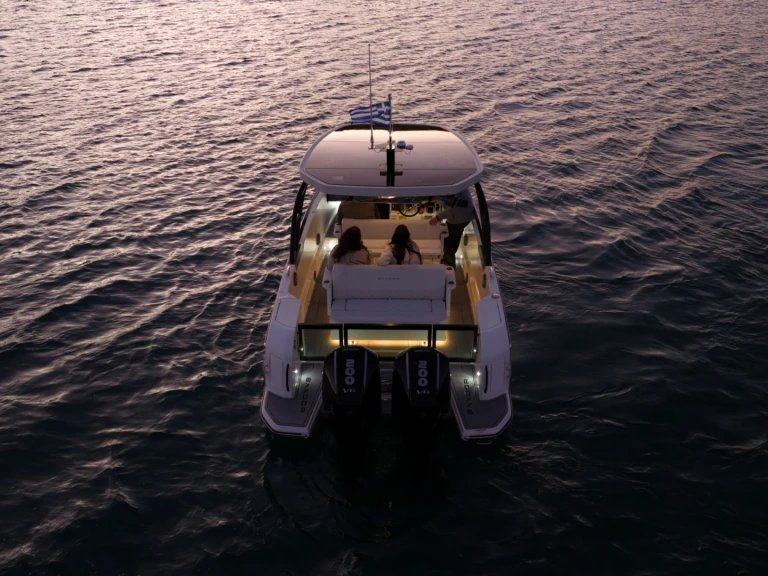 Motorówka do wynajmu w Anávyssos w najlepszej cenie