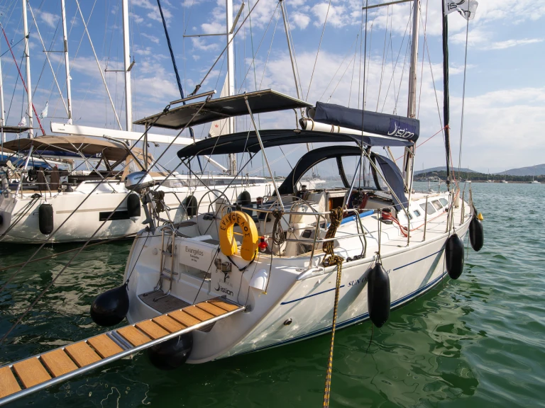 Jeanneau Sun Odyssey 43 między profesjonalistami a osobami prywatnymi w Deme of Volos