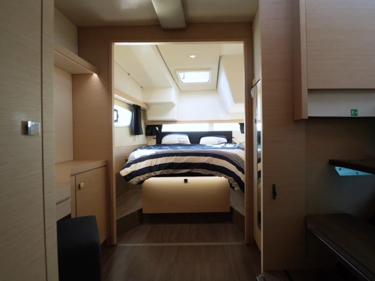 Fountaine Pajot Lucia 40 między profesjonalistami a osobami prywatnymi w Rangiroa