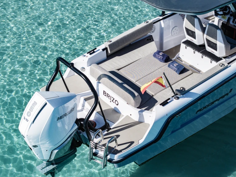 Axopar 25 między profesjonalistami a osobami prywatnymi w Santa Eularia des Riu