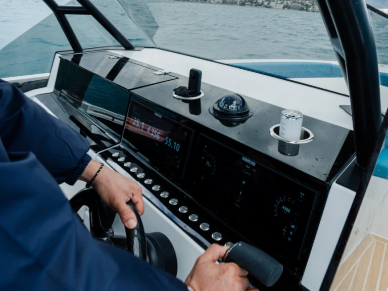 Motorówka do wynajmu w Marina Botafoch w najlepszej cenie