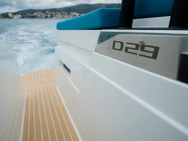 De Antonio D29 między profesjonalistami a osobami prywatnymi w Marina Botafoch