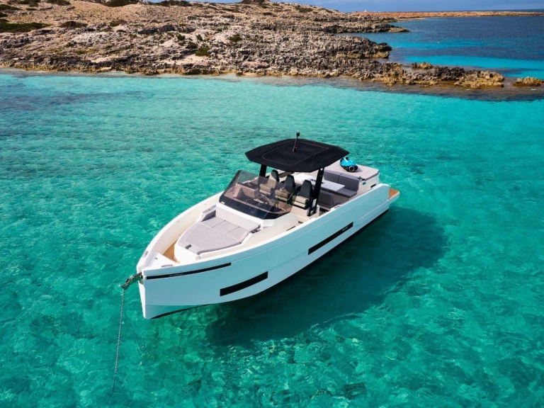 De Antonio D32 między profesjonalistami a osobami prywatnymi w Marina Botafoch