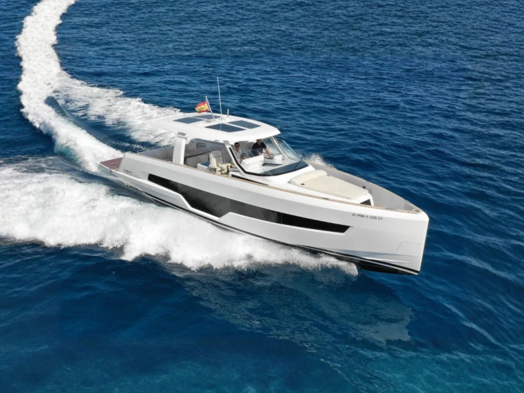 Fjord Fjord 41 XL między profesjonalistami a osobami prywatnymi w Santa Eularia des Riu