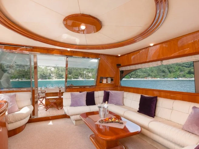 Fairline Ferretti 730 Fly między profesjonalistami a osobami prywatnymi w Riposto