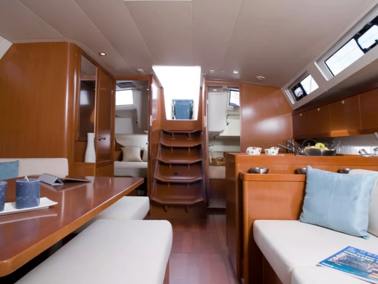 Wynajem Żaglowiec Bénéteau z patentem 