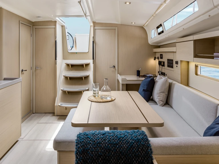 Bénéteau Oceanis 40.1 między profesjonalistami a osobami prywatnymi w Carloforte