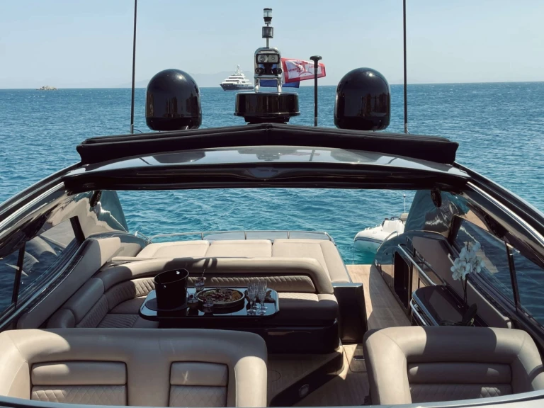 Sunseeker 007 między profesjonalistami a osobami prywatnymi w Piraeus