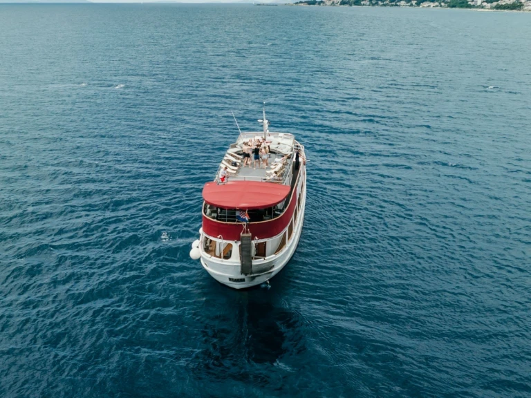 Betina Wooden Boat między profesjonalistami a osobami prywatnymi w Omis