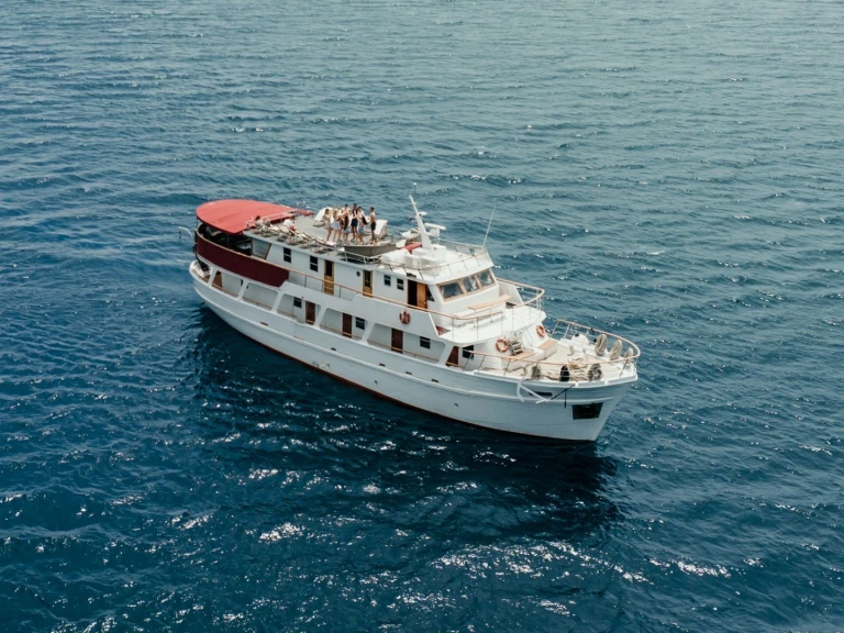 Betina Wooden Boat między profesjonalistami a osobami prywatnymi w Omis