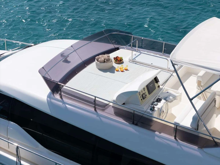 Ferretti ESCAPE między profesjonalistami a osobami prywatnymi w Piraeus