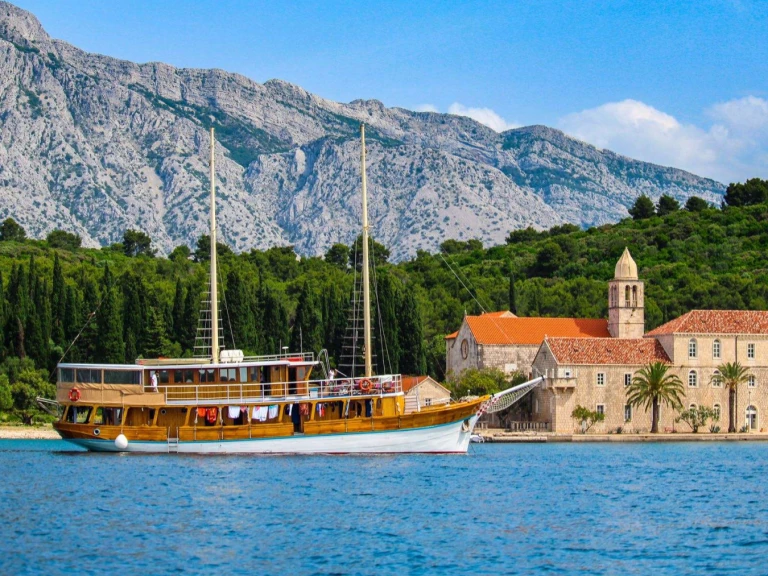 Wynajem Luksusowy jacht Custom z patentem 