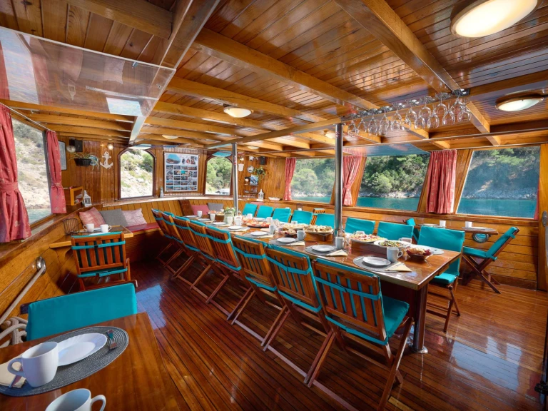 Wynajem Luksusowy jacht Custom z patentem 