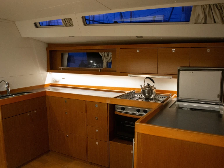 Wynajem Żaglowiec Bénéteau z patentem 