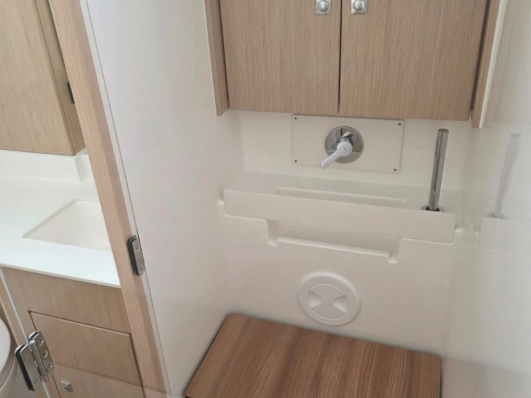 Wynajmij Bavaria Bavaria C57 w Volos