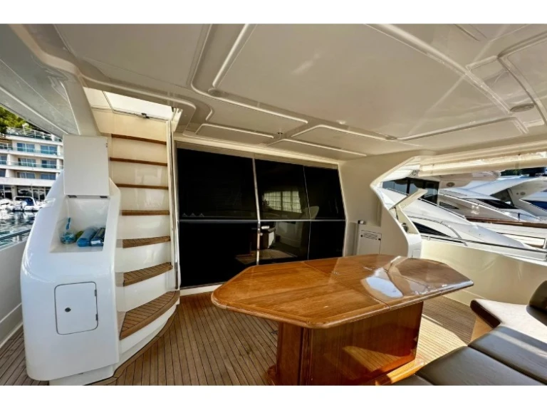Fairline Ferretti 730 Fly między profesjonalistami a osobami prywatnymi w Siracusa