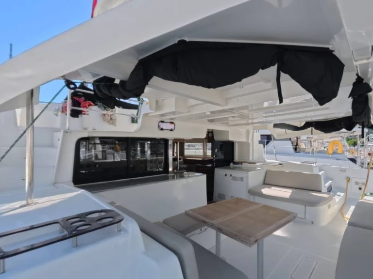 Wynajem Katamaran Lagoon z patentem 