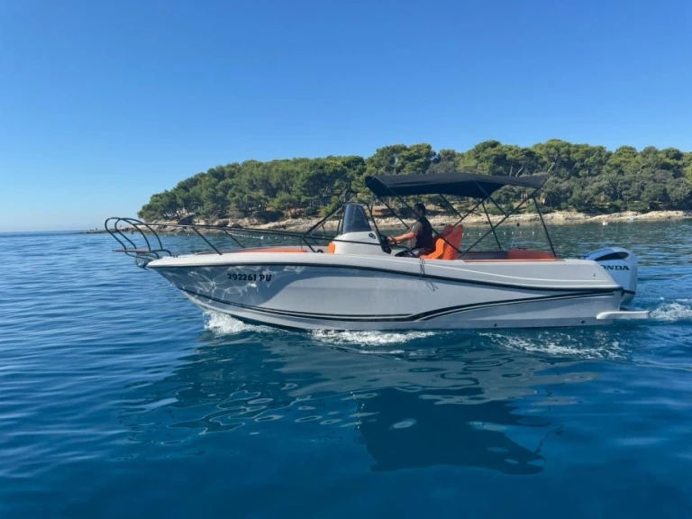 Wynajem Motorówka Jeanneau z patentem 