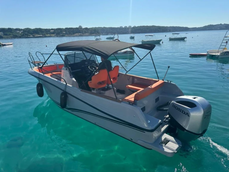 Jeanneau 755 między profesjonalistami a osobami prywatnymi w Makarska