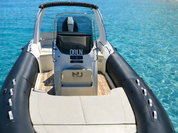 Wynajem Łódż półsztywna Nuova Jolly z patentem 